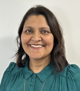 H&S shot of Ayesha smiling at the camera